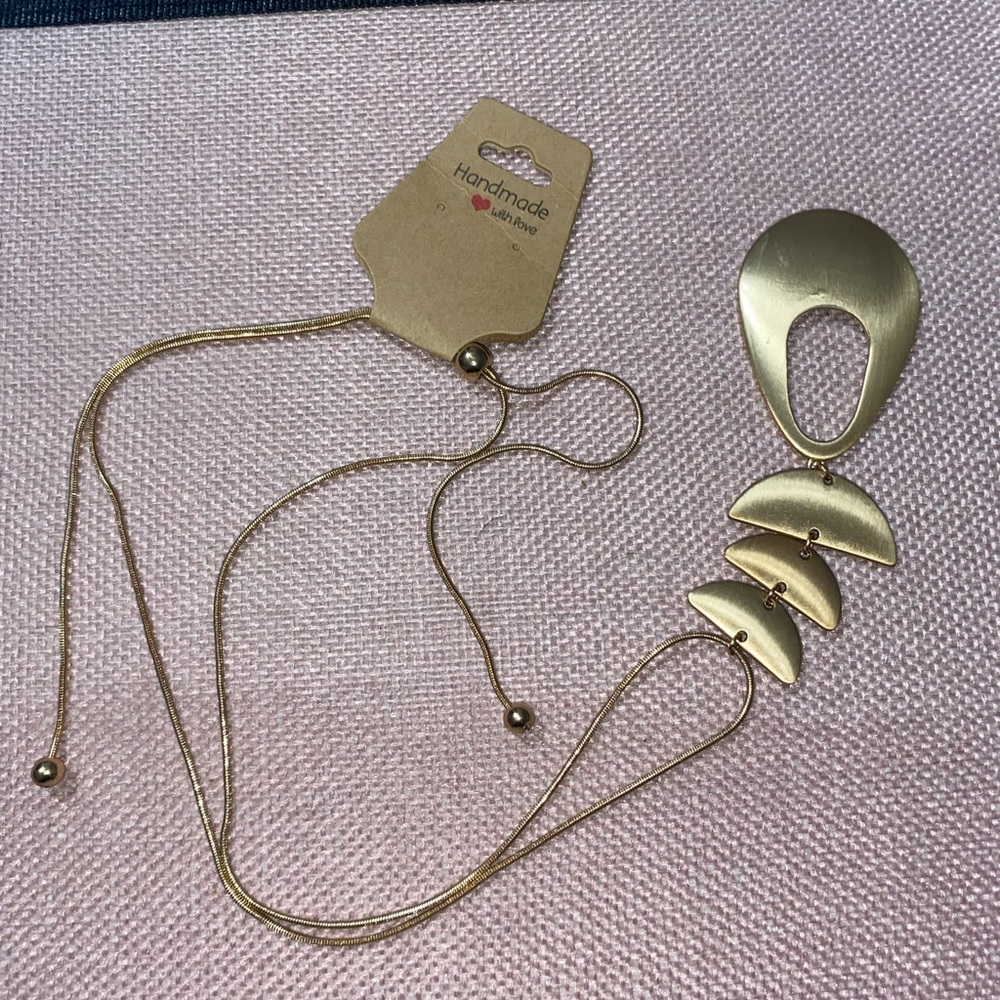 Elegant Gold Pendant Necklace